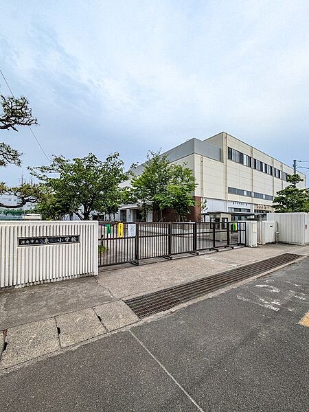 東小学校まで徒歩15分（約1150m）。通学路も整備された子育てファミリーにおすすめのエリア。