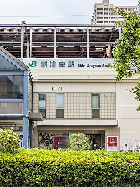 JR京葉線「新浦安」駅まで徒歩18分（約1440m）。都心方面への通勤・通学にも利用できる最寄駅。
