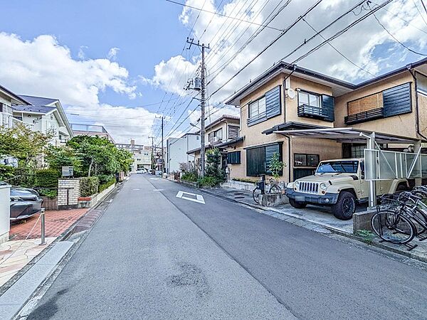前面道路は幅員約5.9mの公道。「海楽パークシティ地区地区計画」区域内の整った住環境です。