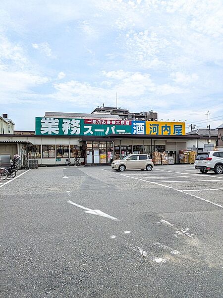 徒歩10分（約800m）の場所に業務スーパー新浦安店があり、毎日の食材のまとめ買いにも重宝します。