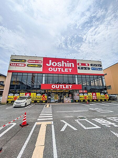 ジョーシンアウトレット浦安店まで徒歩11分（約850m）。家電製品の調達にも重宝するお店です。