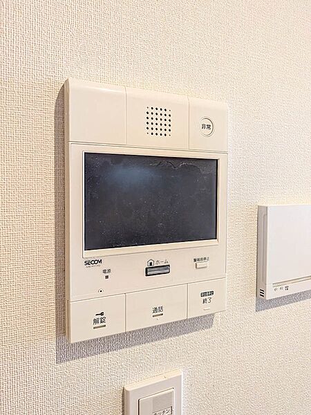 来客の顔を室内から確認できるモニター付きインターフォン。不審者の侵入防止や防犯面にも配慮しています。