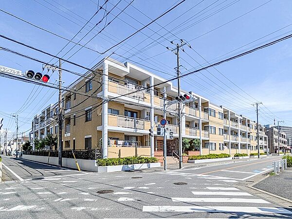 浦安市東野1丁目に位置する3階建ての低層マンション。2024年12月に大規模修繕工事を実施済みです。