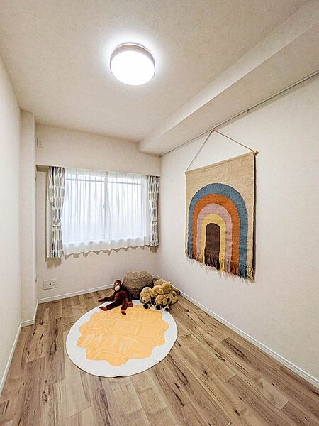 ピクチャーレールを施工した約5.7帖の洋室2。壁を傷つけずに絵画やインテリアを飾ることができます。