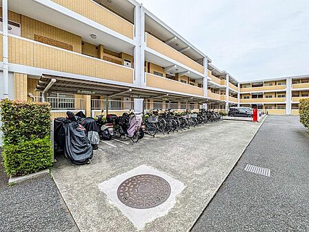 敷地内に設けられた屋根付きの駐輪場スペース。大切な自転車を雨や日差しから守り、きれいに保管できます。