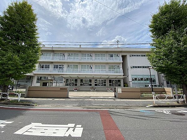 徒歩7分の場所にある北部小学校です。お子様の毎日の通学にも無理のない距離です。