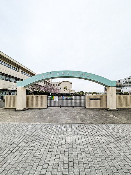 「日の出小学校」までは物件から徒歩6分。子育て世帯からの需要も高い、落ち着いたエリアです。