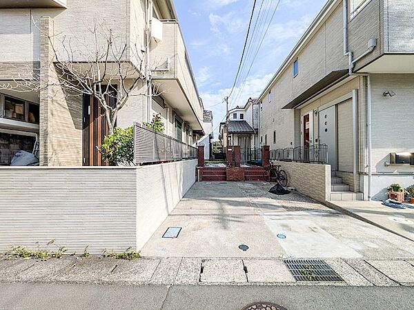 道路から奥まった敷地形状のため、通りからの視線や走行音が届きにくくプライバシーを保ちやすい環境です。