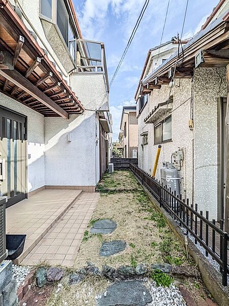 現況建物は庭付住宅です。新築時のお庭の配置や隣地との距離感、日当り具合を現地で直接確認いただけます。
