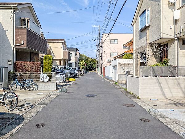 北西側幅員約5.0mの前面公道。周辺は一戸建てや賃貸住宅が混在する落ち着いた住環境が広がります。