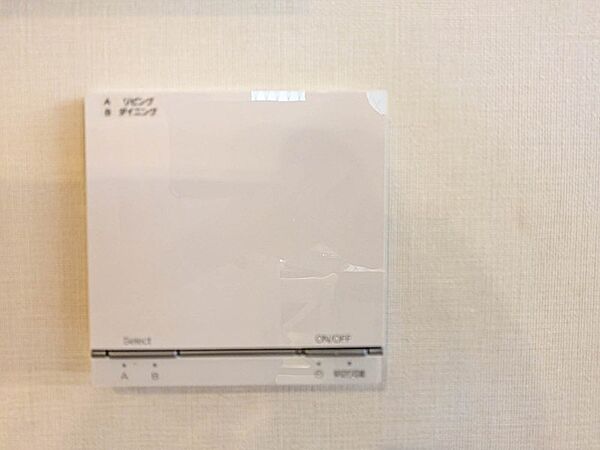 足元からじんわりと温める床暖房のリモコン。2面切り替え仕様で、無駄なく室内を温められます。
