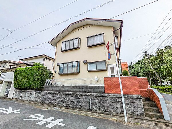 北東側約6.0mの公道に面した外観写真です。前面道路が広く採光や通風にも恵まれた角地となります。