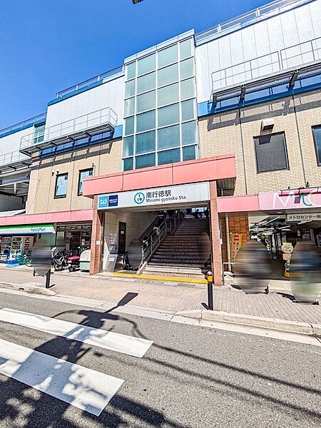 「南行徳」駅徒歩15分の立地。徒歩4分の「南行徳四丁目」バス停からバス乗車3分のアクセスも使えます！