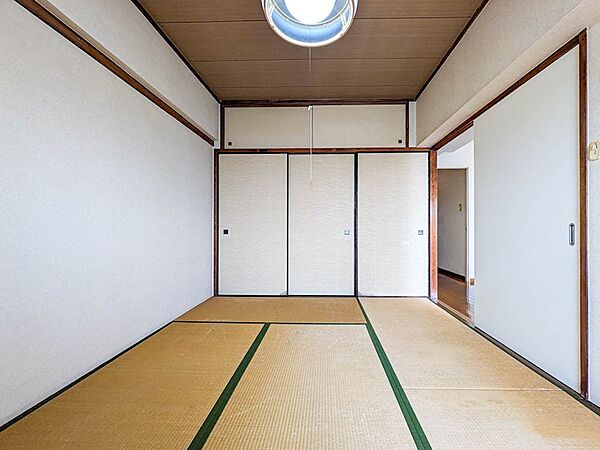 LDKと隣接した使い勝手の良い和室。引き戸を開放すればリビングと一体感のある広い空間になります。