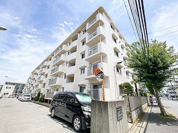 東急コミュニティー全部委託管理の総戸数46戸。RC造5階建ての維持管理が行き届いたマンションです。