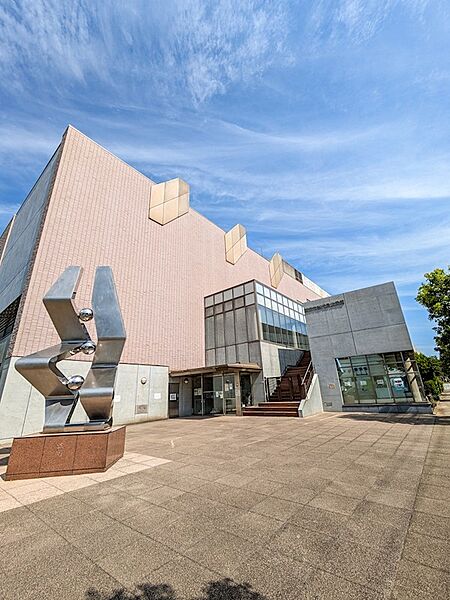 図書室を併設する当代島公民館まで徒歩2分。身近に文化施設が整う公共利便性に優れたロケーションです。