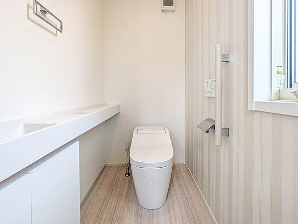 すっきりとした手洗い器付きのトイレ。トイレは1、2階に配置されており、朝の混雑時にも重宝します。