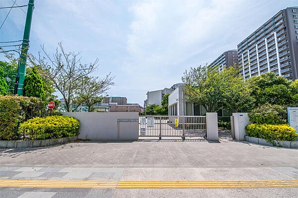 浦安市立日の出南小学校（370m）