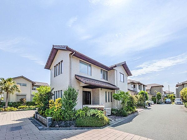 開放的な三方角地。周囲に遮るものが少なく、陽当りや通風に恵まれた立地。