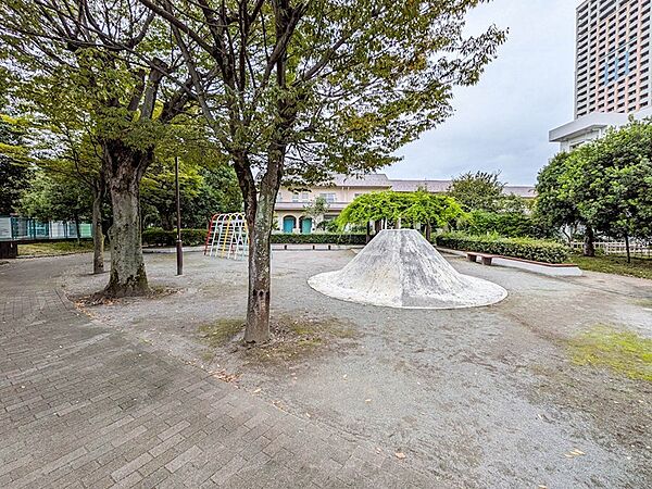 敷地内に公園や広場がある緑豊かな住環境！