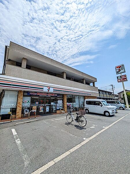 セブンイレブン浦安海楽店まで徒歩6分（約420m）。ちょっとしたお買い物にも便利な距離です。
