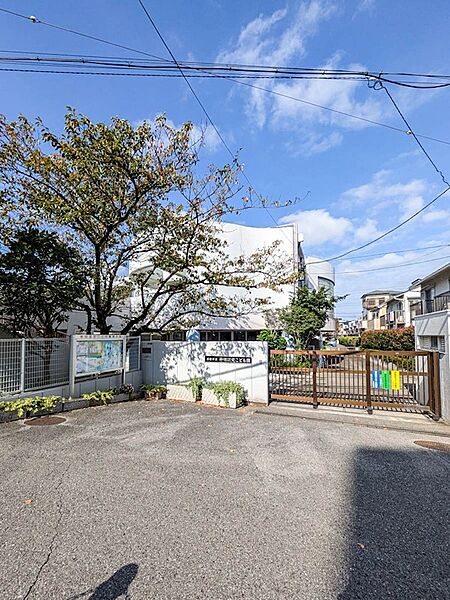 浦安市立神明認定こども園まで徒歩9分（約700m）。毎日の送り迎えもしやすい距離で子育て世代を支えます。