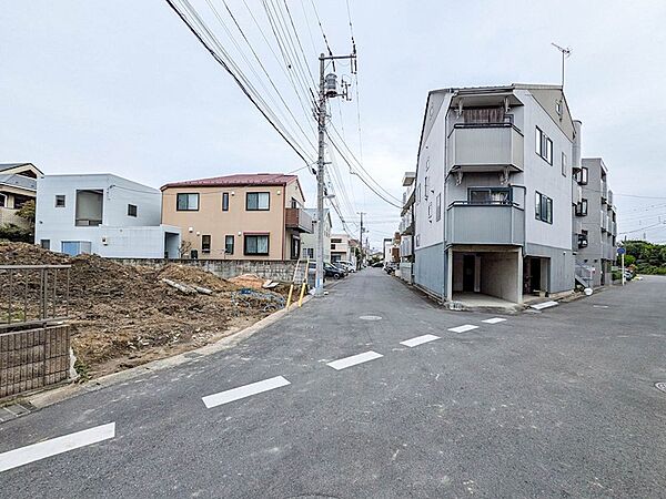 【前面道路】南東側公道は幅員約6.0m！車のすれ違いや出し入れがスムーズに行える道路環境です