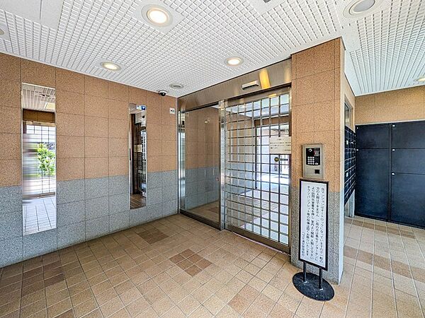 防犯面に配慮したオートロック付きのエントランス。不審者の侵入を防ぎ、住まいの安心感を高めています