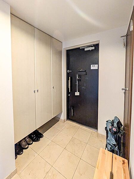 天井近くまで高さのあるトール型シューズボックスを設置！家族全員の靴をすっきり整理できる玄関スペース。