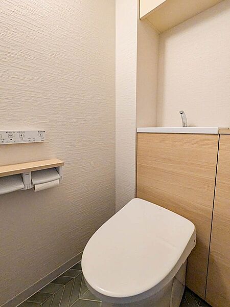 2024年7月にトイレを交換！手洗いカウンターや温水洗浄便座、壁付リモコンを備えた清潔な空間。