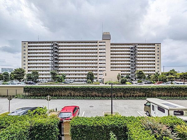 陽当り良好な南東向きバルコニーからの眺め。前面建物との距離が保たれており、陽光がしっかり届きます。