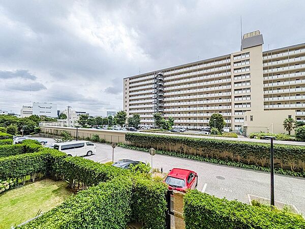 南東向きで朝からあたたかな光が差し込みます。前面は緑の植栽と空が広がる穏やかなロケーションです。
