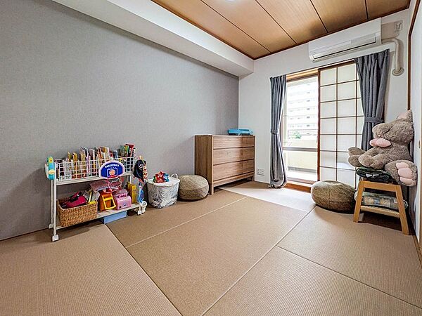 2024年7月に畳新調・襖貼替済！リビングに隣接し、お子様の遊び場や客間としても活躍する約6.0帖の和室。