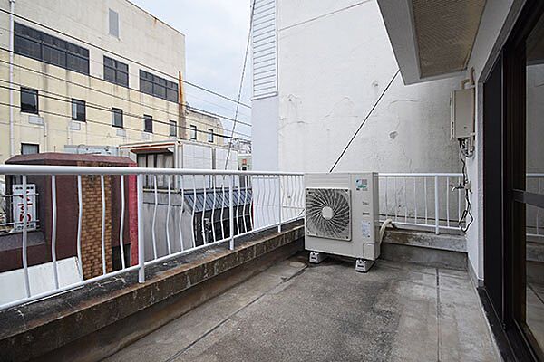 画像14:フラワービル 室外機の横が洗濯機置き場になります。