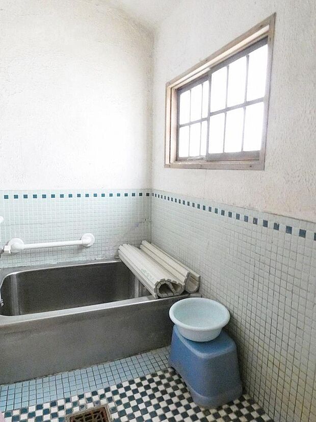「浴室」■浴室はシャワー、追焚機能付き☆■窓付きなので換気もばっちり！■日当たりも良好ですので朝風呂もいいですね♪