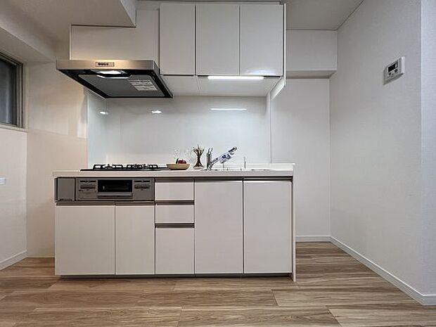 ホワイトを基調とした清潔感のあるキッチン。使い勝手の良い設備のキッチンです。