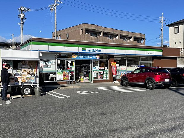 ファミリーマート長久手段の上店…歩約6分（約430ｍ）