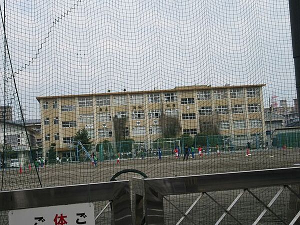 【甲南中学校】向学の意気に燃え，確かな学びの中で自学自律できる，心身共に健やかな生徒の育成【校訓】　「自主　共同　創造」【スローガン】　「認め合い，高め合い，研き合い（敬　愛　信）」 920m