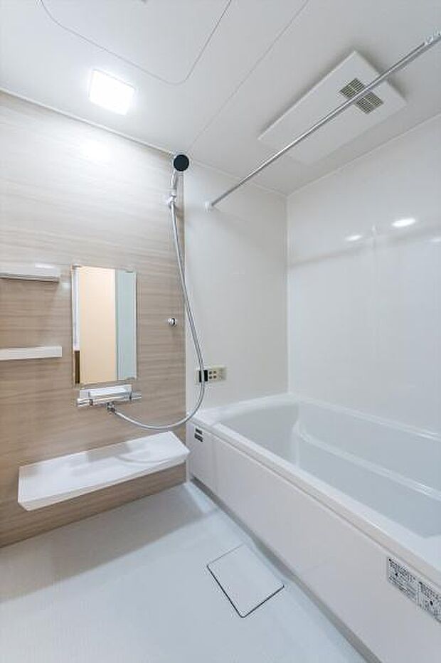「広々バスルーム」白を基調とした清潔感のあるバスルームは是非足を延ばしてくつろいで欲しい空間。一日の疲れを癒し良質な睡眠にもつながります。