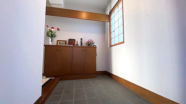 玄関は贅沢な広さです。フィックス窓には障子があり、採光も確保されています。