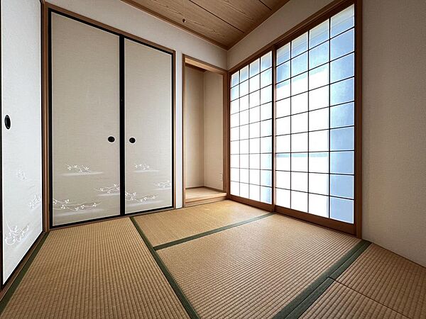 【和室約3.61帖】お布団やゲストの手荷物を仕舞うのに便利な押入れ収納が備わっています。仏間にはお好きなインテリアや観葉植物を飾ることも◎
