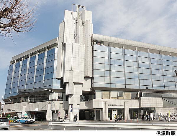 信濃町駅(現地まで560ｍ)
