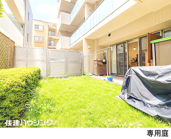 専用庭はテラス部分と合わせると35平米以上！