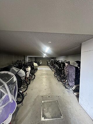 駐輪場は屋内に...