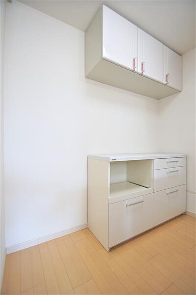 画像14:キッチンの壁側には冷蔵庫置き場と食器棚（上部に吊戸棚）があります。