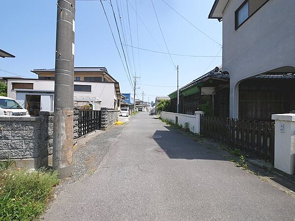 前面道路広めです