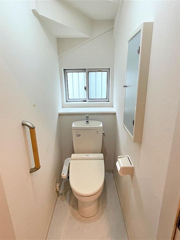 １階トイレは、階段下を有効活用したスペースとなっています。