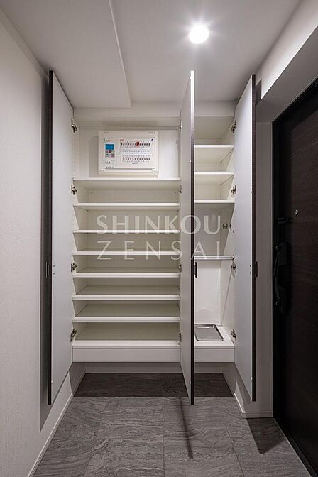 玄関収納(ブーツや大型の履物も収納でき、傘置き場も完備したトール型下足入れをご用意)