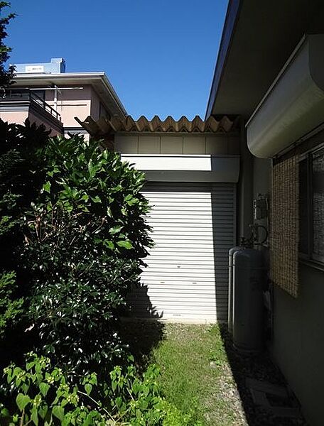 奥には大型の物置あり