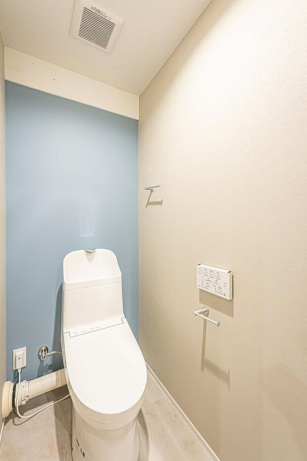 トイレには爽やかなブルーの壁紙を。来客の方にも使って頂きやすいデザインです！※現状は背面上部に棚が取り付いています